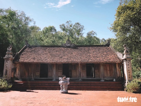 Lam Thành: Chiến địa giao tranh ác liệt giữa nghĩa quân Lam Sơn và nhà Minh đang bị lãng quên?- Ảnh 10. Tại đền thờ Nguyễn Biểu vẫn còn mấy câu thơ của vua Trần Trùng Quang tiễn Nguyễn Biểu đi sứ - Ảnh: ĐẬU DUNG