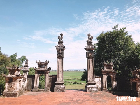 Lam Thành: Chiến địa giao tranh ác liệt giữa nghĩa quân Lam Sơn và nhà Minh đang bị lãng quên?- Ảnh 11. Từ đền Nguyễn Biểu nhìn về xa - Ảnh: ĐẬU DUNG