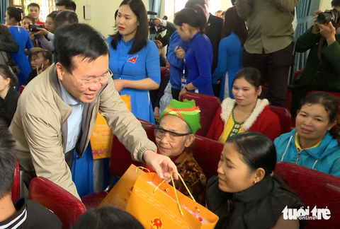 Chủ tịch nước trao quà Tết cho người nghèo Nghệ An- Ảnh 1. Chủ tịch nước Võ Văn Thưởng trao quà cho các hộ nghèo ở xã Thanh Thủy, huyện Thanh Chương, Nghệ An - Ảnh: TÂM PHẠM