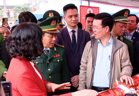 Chủ tịch nước trao quà Tết cho người nghèo Nghệ An- Ảnh 2. Chủ tịch nước Võ Văn Thưởng thăm các gian hàng tại phiên chợ Tết Nhân ái được tổ chức tại xã Thanh Thủy, huyện Thanh Chương, Nghệ An - Ảnh: TÂM PHẠM