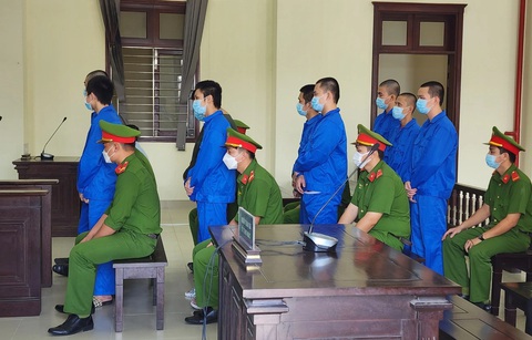 Hẹn 'đánh tay đôi', nam sinh lớp 11 bị 'đối thủ' rủ thêm 8 người tới đánh chết- Ảnh 1. 9 bị cáo tham gia đánh chết nam sinh lớp 11 tại phiên tòa - Ảnh: SƠN LÂM