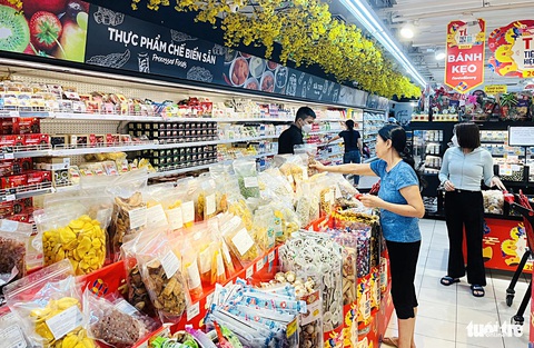 Hàng hóa phục vụ Tết Nguyên đán đã sẵn sàng trên kệ của các siêu thị, cửa hàng - Ảnh: N.BÌNH Hàng hóa phục vụ Tết Nguyên đán đã sẵn sàng trên kệ của các siêu thị, cửa hàng - Ảnh: N.BÌNH