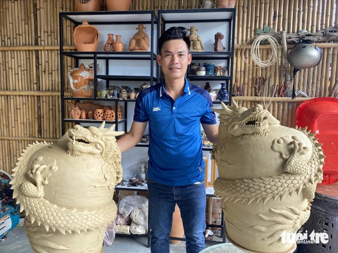 Cặp linh vật rồng trên chiếc lùng binh ở làng gốm nức tiếng Hội An- Ảnh 1. Cặp linh vật rồng trên chiếc lùng binh mà anh Nhật sắp hoàn thành sẽ được trưng bày ở làng gốm Thanh Hà dịp Tết Giáp Thìn - Ảnh: LÊ TRUNG