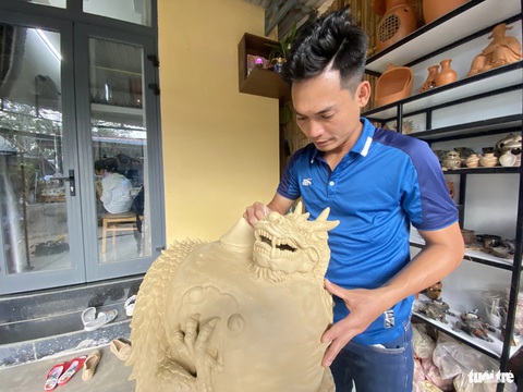 Cặp linh vật rồng trên chiếc lùng binh ở làng gốm nức tiếng Hội An- Ảnh 3. Linh vật rồng chiếc chiếc lùng binh - Ảnh: LÊ TRUNG