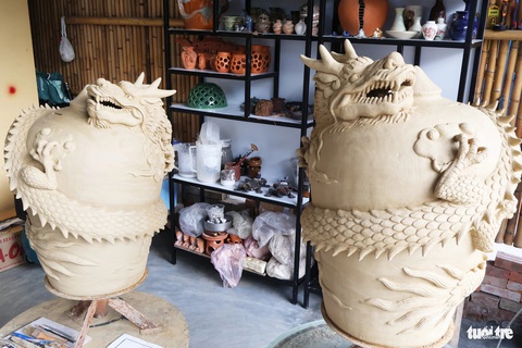Cặp linh vật rồng trên chiếc lùng binh ở làng gốm nức tiếng Hội An- Ảnh 4. Để làm cặp linh vật rồng này anh Nhật mất khoảng 20 ngày - Ảnh: LÊ TRUNG