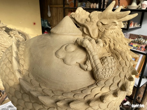 Cặp linh vật rồng trên chiếc lùng binh ở làng gốm nức tiếng Hội An- Ảnh 6. Con rồng toát lên vẻ dũng mãnh, uy phong với nhiều chi tiết - Ảnh: LÊ TRUNG