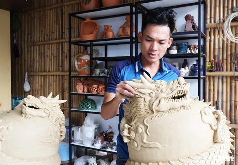 Cặp linh vật rồng trên chiếc lùng binh ở làng gốm nức tiếng Hội An- Ảnh 10. Anh Nhật chăm chút cho sản phẩm của mình - Ảnh: LÊ TRUNG