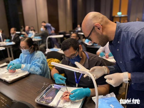 Lần đầu tại Việt Nam, các bác sĩ tim mạch nhiều nước học can thiệp trên tim heo- Ảnh 1. 25 bác sĩ tim mạch trên toàn thế giới, trong đó có nhiều bác sĩ Việt Nam đã được thực hành trực tiếp trên tim heo thật - Ảnh: XUÂN MAI