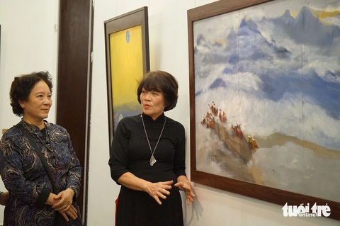 Họa sĩ Lê Thư (phải) trò chuyện với người yêu mỹ thuật đến xem triển lãm Nghệ du của bà - Ảnh: T.ĐIỂU Họa sĩ Lê Thư (phải) trò chuyện với người yêu mỹ thuật đến xem triển lãm Nghệ du của bà - Ảnh: T.ĐIỂU