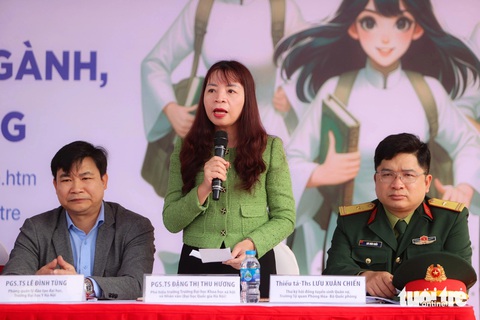 Trường đại học Khoa học xã hội và Nhân văn dự kiến tuyển sinh ngành điện ảnh và nghệ thuật đại chúng- Ảnh 1. PGS.TS Đặng Thị Thu Hương, phó hiệu trưởng Trường đại học Khoa học xã hội và Nhân văn (Đại học Quốc gia Hà Nội), chia sẻ tại chương trình tư vấn tuyển sinh - hướng nghiệp do báo Tuổi Trẻ tổ chức - Ảnh: NGUYỄN KHÁNH