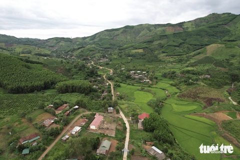 Quy hoạch tỉnh Đắk Lắk: Xác định 5 đột phá phát triển- Ảnh 2. Theo Phó thủ tướng, các tuyến giao thông kết nối sẽ là động lực để Đắk Lắk phát triển. Trong ảnh: hướng tuyến cao tốc Buôn Ma Thuột - Khánh Hòa đang được triển khai - Ảnh: TÂM AN