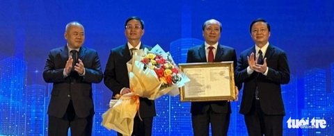 Quy hoạch tỉnh Đắk Lắk: Xác định 5 đột phá phát triển- Ảnh 1. Phó thủ tướng Trần Hồng Hà trao quyết định của Thủ tướng về việc phê duyệt quy hoạch tỉnh Đắk Lắk - Ảnh: TÂM AN