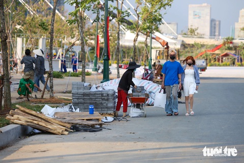 Công viên bờ sông Sài Gòn sẽ có thêm 20.000 cây hoa hướng dương chào Tết Giáp Thìn 2024- Ảnh 2. Ngoài cánh đồng hoa hướng dương, các hạng mục khác của công viên đang được gấp rút hoàn thiện