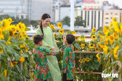 Công viên bờ sông Sài Gòn sẽ có thêm 20.000 cây hoa hướng dương chào Tết Giáp Thìn 2024- Ảnh 8. Hướng dương bung nở rực rỡ thu hút nhiều người đến chụp hình Tết