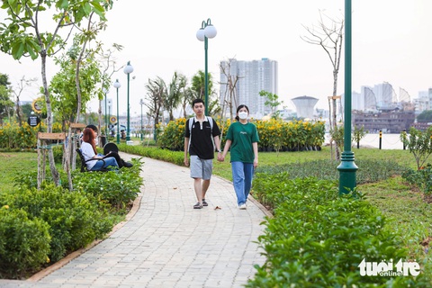 Công viên bờ sông Sài Gòn sẽ có thêm 20.000 cây hoa hướng dương chào Tết Giáp Thìn 2024- Ảnh 9. Người dân đi dạo, hóng mát để ngắm view xịn sò bên bờ sông Sài Gòn chiều 17-1