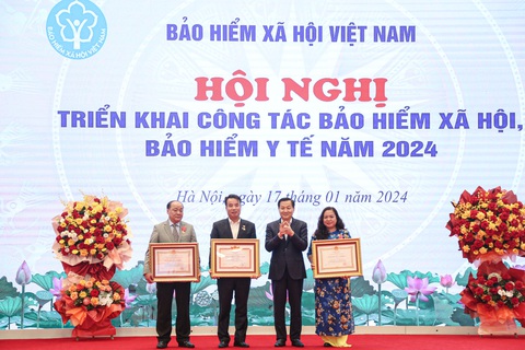 Thừa ủy quyền của Chủ tịch nước, Thủ tướng, Phó thủ tướng Lê Minh Khái tặng huân chương lao động hạng 3 cho hai cá nhân và danh hiệu chiến sĩ thi đua toàn quốc cho Tổng giám đốc Bảo hiểm xã hội Việt Nam Nguyễn Thế Mạnh - Ảnh: HÀ QUÂN Thừa ủy quyền của Chủ tịch nước, Thủ tướng, Phó thủ tướng Lê Minh Khái tặng Huân chương Lao động hạng 3 cho hai cá nhân và danh hiệu Chiến sĩ thi đua toàn quốc cho Tổng giám đốc Bảo hiểm xã hội Việt Nam Nguyễn Thế Mạnh - Ảnh: HÀ QUÂN
