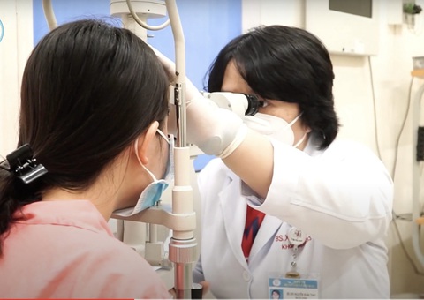 Cô gái trẻ mù mắt sau khi đi spa tiêm filler làm đẹp- Ảnh 1. Bệnh nhân đang được các bác sĩ khoa mắt Bệnh viện Chợ Rẫy thăm khám vì gặp biến chứng mù mắt do tiêm filler - Ảnh: Bệnh viện cung cấp