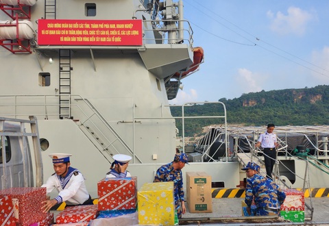 Quà Tết sớm đến với quân dân vùng biển đảo Tây Nam- Ảnh 1. Món quà của đất liền gửi tặng quân và dân trên đảo Tây Nam - Ảnh: L.THANH