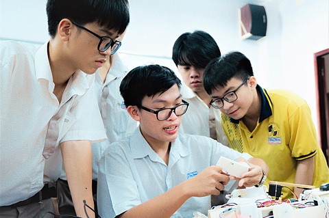 Lê Minh Đức (thứ hai, từ trái qua) cùng các bạn trong nhóm nghiên cứu tại Trường THPT chuyên Lê Hồng Phong (TP.HCM) - Ảnh: THÀNH ĐOÀN Lê Minh Đức (thứ hai, từ trái qua) cùng các bạn trong nhóm nghiên cứu tại Trường THPT chuyên Lê Hồng Phong (TP.HCM) - Ảnh: THÀNH ĐOÀN