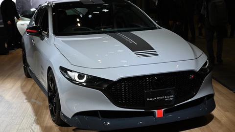 Mazda3 hiệu suất cao trở lại, đấu Honda Civic Type R- Ảnh 2. Mẫu Mazda3 hot hatch trong ảnh sở hữu dàn bodykit cùng decal ngoài ấn tượng - Ảnh: Drive