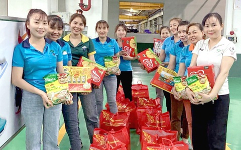 Công đoàn Công ty cổ phần TNHH Taekwang Vina tặng quà Tết cho công nhân - Ảnh: A.B. Công đoàn Công ty cổ phần TNHH Taekwang Vina tặng quà Tết cho công nhân - Ảnh: A.B.