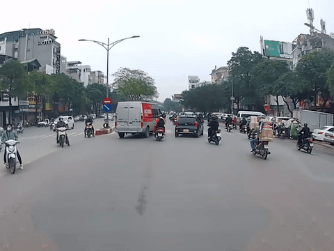 Hai ô tô rượt đuổi, chèn ép nhau trên phố Hà Nội: Chuyển hồ sơ đến cơ quan điều tra- Ảnh 1. Hình ảnh 2 ô tô chèn ép nhau được camera người đi đường ghi lại - Ảnh: NGUYỄN HOÀNG