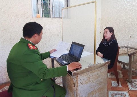 Nổ quen 'ông Cốp’ Văn phòng Chính phủ, dụ góp vốn rồi chiếm đoạt 7,4 tỉ đồng- Ảnh 1. Tô Thị Vĩnh tại cơ quan công an - Ảnh: Công an cung cấp