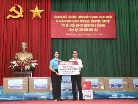 Quà Tết sớm đến với quân dân vùng biển đảo Tây Nam- Ảnh 2. Agribank tặng quà Tết cho Bộ tư lệnh Vùng 5 hải quân - Ảnh: L.THANH