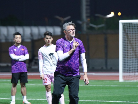 Trung vệ đội tuyển Việt Nam chấn thương nhẹ- Ảnh 4. HLV Philippe Troussier vẫn luôn thôi thúc các học trò cố gắng cải thiện bản thân hơn nữa - Ảnh: HOÀNG TUẤN