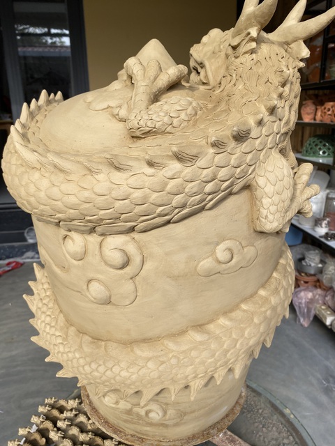 Cặp linh vật rồng trên chiếc lùng binh ở làng gốm nức tiếng Hội An- Ảnh 12. Con rồng quấn quanh chiếc lùng binh đẹp mắt - Ảnh: LÊ TRUNG
