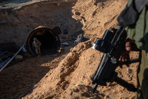 Quy mô của đường hầm ở Dải Gaza khiến người Israel kinh ngạc- Ảnh 1. Các quan chức Israel ước tính có gần 5.700 đường hầm nhỏ dẫn xuống mạng lưới đường hầm chằng chịt bên dưới Dải Gaza - Ảnh: NEW YORK TIMES