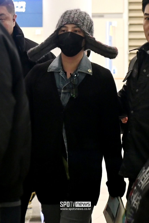 G-Dragon G-Dragon lăng xê chiếc nón lạ mắt