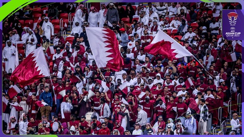 Qatar trở thành đội đầu tiên giành vé đi tiếp ở Asian Cup 2023- Ảnh 2. Các cổ động viên Qatar mừng chiến thắng của đội nhà - Ảnh: AFC