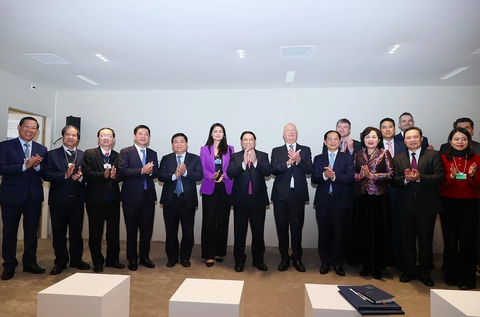Chủ tịch Phan Văn Mãi ký thỏa thuận lập Trung tâm cách mạng công nghiệp lần 4 C4IR TP.HCM- Ảnh 2. Đoàn công tác Việt Nam và Diễn đàn Kinh tế thế giới (WEF) tại Davos (Thụy Sĩ)