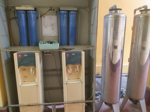 Cần Thơ: Kiểm tra chất lượng các thiết bị lọc nước trường học- Ảnh 1. Hệ thống lọc, nước uống ở một trường học tại thành phố Cần Thơ - Ảnh: T.LŨY