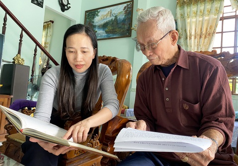 Ông Trương Văn Quảng cùng cán bộ Nhà trưng bày Hoàng Sa phối hợp làm tư liệu về quần đảo này - Ảnh: B.D. Ông Trương Văn Quảng cùng cán bộ Nhà trưng bày Hoàng Sa phối hợp làm tư liệu về quần đảo này - Ảnh: B.D.