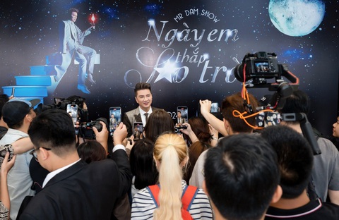 Đàm Vĩnh Hưng nói lý do làm live show cuối cùng về bolero- Ảnh 1. Đàm Vĩnh Hưng được truyền thông vây kín trong sự kiện giới thiệu live show bolero cuối cùng
