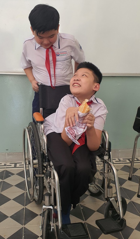 Cậu bé ngồi xe lăn và câu chuyện về trường học hạnh phúc- Ảnh 1. Lê Hoàng Quân và bạn thân Phạm Tuấn Hưng cùng học chung lớp 6A7 Trường THCS Nguyễn Bỉnh Khiêm, Nhà Bè, TP.HCM - Ảnh: H.HG