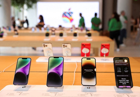 Apple 'chiến giá' Huawei, giảm 5% giá bán iPhone 15 ở Trung Quốc- Ảnh 1. Một cửa hàng của Apple tại Ấn Độ - Ảnh: REUTERS