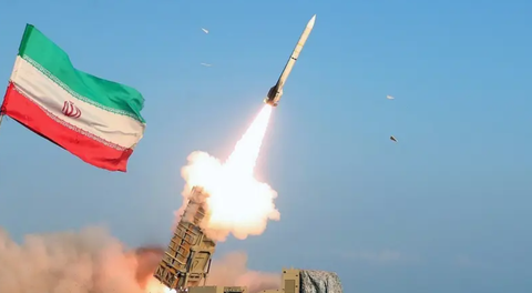 Pakistan tố Iran không kích khiến 2 trẻ em thiệt mạng, cảnh báo hậu quả- Ảnh 1. Tên lửa Iran trong một cuộc tập trận - Ảnh: REUTERS