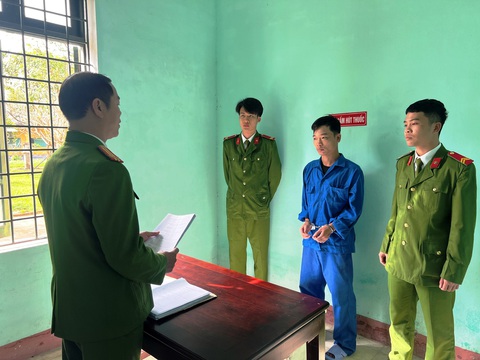 Khởi tố người đâm chết phó trưởng công an phường ở Huế- Ảnh 1. Nguyễn Tấn Sang bị khởi tố để điều tra hành vi giết người vì đâm tử vong phó trưởng Công an phường Thủy Vân (TP Huế) - Ảnh: TRẦN HỒNG
