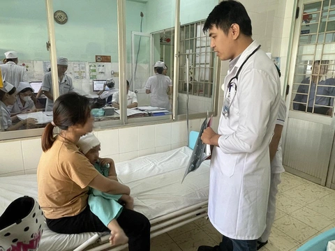 Trẻ dưới 5 tuổi bị va đập vùng đầu có nên chụp CT?- Ảnh 1. Các bác sĩ Bệnh viện Nhi đồng Đồng Nai lấy khối máu tụ trong não cho trẻ bị va đập vùng đầu - Ảnh: A.B.