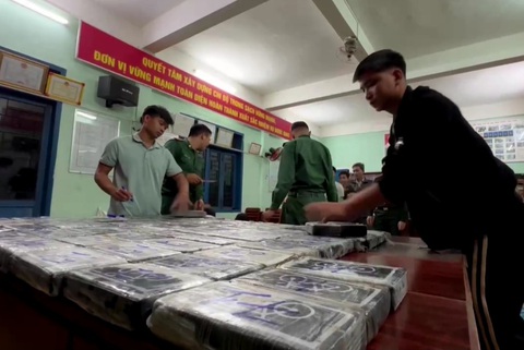 Xử lý gần 300kg ma túy trôi dạt vào bờ biển Quảng Ngãi thế nào?- Ảnh 2. Gần 300kg là số lượng ma túy được phát hiện trên bờ biển Việt Nam lớn nhất từ trước đến nay - Ảnh: VĂN TÁNH