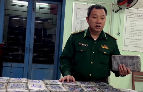 Xử lý gần 300kg ma túy trôi dạt vào bờ biển Quảng Ngãi thế nào?- Ảnh 1. Gần 300kg ma túy vừa được phát hiện ở bờ biển Quảng Ngãi đang được bộ đội biên phòng niêm phong, cất giữ - Ảnh: VĂN TÁNH