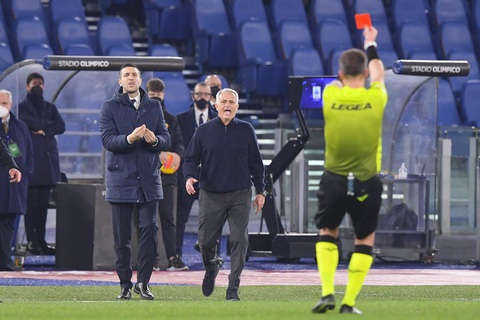 Jose Mourinho rưng rưng nước mắt rời AS Roma sau khi bị sa thải- Ảnh 1. HLV Mourinho liên tục nhận thẻ đỏ mùa này - Ảnh: Getty