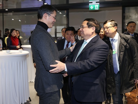 Thủ tướng Phạm Minh Chính bắt tay ông Philipp Rösler trong cuộc gặp ăn sáng với các doanh nghiệp ngày 17-1 - Ảnh: DƯƠNG GIANG Thủ tướng Phạm Minh Chính bắt tay ông Philipp Rösler trong cuộc gặp ăn sáng với các doanh nghiệp ngày 17-1 - Ảnh: DƯƠNG GIANG