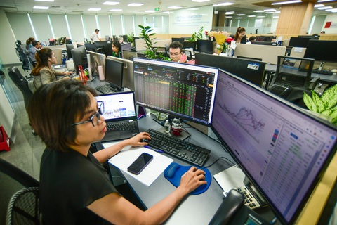 Áp lực bán bất ngờ tăng, VN-Index đảo chiều giảm điểm- Ảnh 1. Thị trường chứng khoán vẫn chưa bứt phá khỏi vùng 1.100 điểm - Ảnh: QUANG ĐỊNH