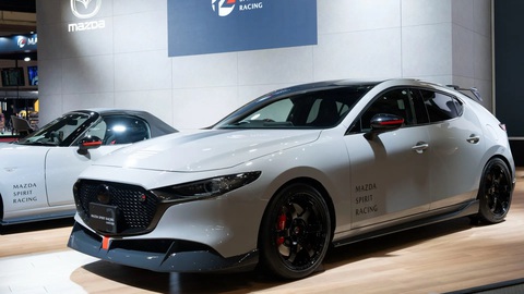 Mazda3 hiệu suất cao trở lại, đấu Honda Civic Type R- Ảnh 1. Bộ đôi "chào hàng" thương hiệu con Spirit Racing của Mazda - Ảnh: Drive