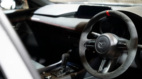 Mazda3 hiệu suất cao trở lại, đấu Honda Civic Type R- Ảnh 3. Nội thất xe dùng chất liệu cao cấp hơn nhưng chưa cho thấy sự khác biệt quá lớn - Ảnh: Drive