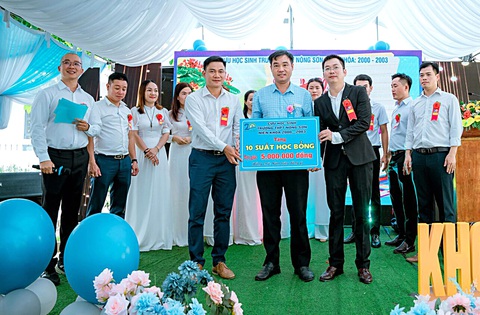 Mười suất học bổng đầu tiên từ tấm lòng cựu học trò được trao tặng đến lãnh đạo Trường THPT Nông Sơn - Ảnh: L.Đ.L. Mười suất học bổng đầu tiên từ tấm lòng cựu học trò được trao tặng đến lãnh đạo Trường THPT Nông Sơn - Ảnh: L.Đ.L.